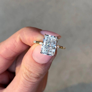 Bague de fiançailles et de mariage tendance IcedJewelz avec diamant de laboratoire taille radiant de 4 carats, or jaune 14 carats, luxe certifié IGI, 3 grammes - Product Image 1