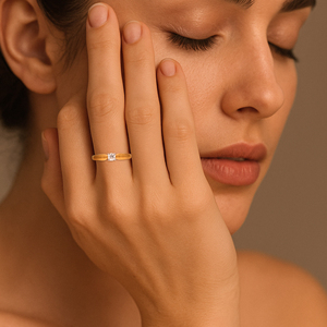 Bague Halo en Or Jaune Exquise avec un Diamant Central Entouré de Pierres Plus Petites, Bague en Or Jaune de Première Qualité avec Trois - Product Image 2