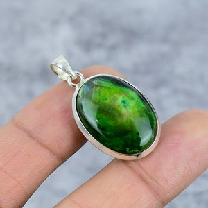 Pendentif en labradorite verte ovale, serti à la main sur argent 925, pierre de naissance pour femme - Product Image 1