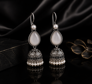 Pendientes de Araña Vintage de Latón Plateado con Perlas de Imitación y Piedra Monalisa, Diseño Indio Hecho a Mano para Fiestas y Eventos de Mujer - Product Image 6