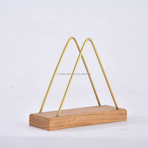 Porte-serviettes triangulaire de conception simple Base en bois affichage anti-dérapant porte-serviettes élégant Style nordique pour les décors de table - Product Image 3