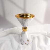 Lampe sur pied de luxe avec base dorée, éléments sphériques verts, blancs et turquoise, abat-jour en dôme perforé, table d'appoint avec plateau en marbre, ensemble élégant