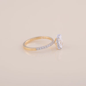 Bague de fiançailles en diamant de laboratoire taille radiant 2,34 carats avec bande pavée ronde en or blanc, jaune et rose 14 carats - Product Image 2