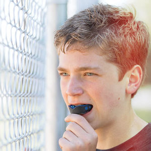 Protège-dents de boxe pour adultes de haute qualité, nouveau style, en caoutchouc écologique, design confortable, léger, anti-grincement des dents - Product Image 4