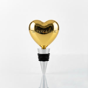 Bouchon de bouteille de vin en métal personnalisé en forme de cœur, gravé avec le nom, souvenir de mariage. - Product Image 1