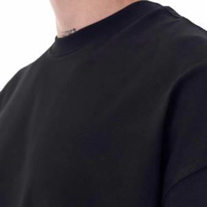 T-shirt ample en coton doux, coupe moderne et design épuré pour un look urbain décontracté. - Product Image 6