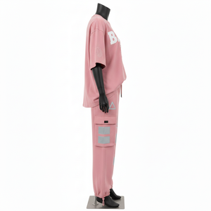 Ensemble t-shirt et pantalon cargo en molleton de coton premium 320 GSM pour femme, rose poudré, avec empiècement réfléchissant, impression sérigraphique et logo brodé. - Product Image 3