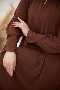 ชุดอาบายะห์สีน้ำตาลแบบขายส่ง ยอดนิยม ทันสมัย สำหรับผู้หญิง ระบายอากาศได้ดี ชุดเดรสยาว คิมา ชุดอิสลาม จิลบาบ ฮิญาบแบบมีซิป - Product Image 2