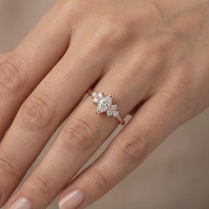 Bague de fiançailles délicate en or rose 14K 18K avec diamant de laboratoire, style marquise, style cluster unique, pour femme - Product Image 4