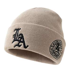 Gorros de punto elásticos personalizados OEM con diseño de calavera jacquard, tejido de algodón, ribete acanalado, logotipo personalizado y lazos de puntos. - Product Image 5