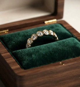 Anillo de Compromiso con Diamante Cultivado en Laboratorio, Corte Brillante Redondo, Certificado IGI, Claridad DEF VS VVS, Oro Sólido de 10K, 14K o 18K, Diseño con Piedras Laterales - Product Image 5