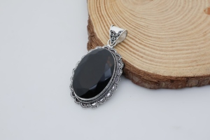 Pendentif en pierre précieuse onyx noir plaqué argent – Collier ovale – Bijou bohème, cadeau pour elle - Product Image 1