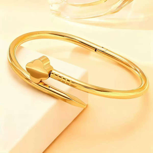 Hermosa Pulsera de Metal con Grabado Floral para Mujer, con Detalles Artísticos y un Estilo de Diseñador Elegante - Product Image 3
