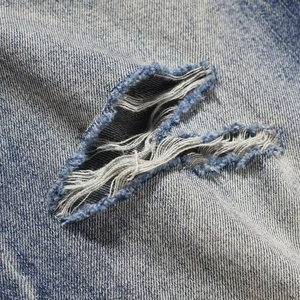 Jean droit déchiré pour homme avec logo personnalisé, délavage vintage bleu clair, coupe décontractée - Product Image 3