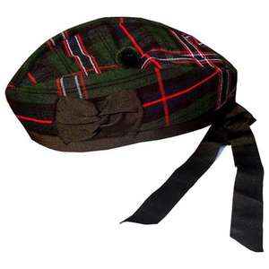 Este es un sombrero Balmoral tradicional escocés de lana negra con una pompón roja. - Product Image 4