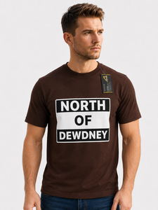 T-shirt à manches courtes marron pour homme North Of Dewdney, coupe classique, col rond, imprimé décontracté, jersey en coton, logo sur le devant - Product Image 2