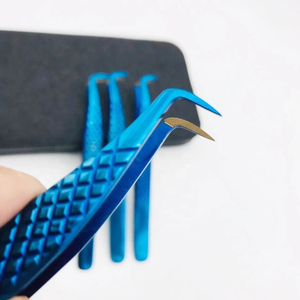 Pinza para Pestañas de Acero Inoxidable con Logotipo Personalizado, Color Azul Plasma, Herramienta para Volumen de Pestañas con Punta de Fibra, Probada a Mano y Sostenible - Product Image 6