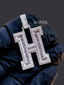 Colgante de Letra Inicial Personalizada en Plata de Ley con Moissanita Corte Brillante y Baño de Rodio/Oro, Regalo de Lujo de la A a la Z - Product Image 1