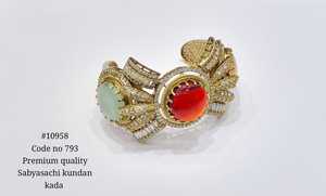 กำไลข้อมือพรีเมียม 10958 ประดับเพชรคิวบิกเซอร์โคเนียแบบเปิด ดีไซน์เมห์นดี ชุบเคลือบเงา เหมาะสำหรับผู้หญิง สวมใส่ในงานแต่งงานและงานปาร์ตี้ - Product Image 4