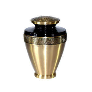 Urne de crémation humaine en laiton au design classique pour adultes pour le stockage commémoratif familial avec finition dorée traditionnelle polie - Product Image 5