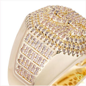 Anillo de lujo para hombre de plata de ley 925 con diamante cultivado en laboratorio, diseño geométrico llamativo y apariencia de cristal - Product Image 4