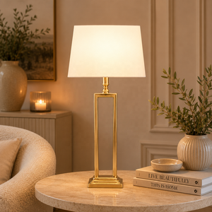Lámpara de Mesa Metálica Monarch Frame con Pantalla Rectangular de Lino, Acabado en Latón Antiguo, Base Resistente, Iluminación Ambiental Cálida - Product Image 1