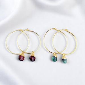 Pendientes de Aro de Plata de Ley 925 Bañados en Oro con Ópalo Dendrítico Pulido – Aros Hechos a Mano con Piedra de Nacimiento para Mujer - Product Image 3