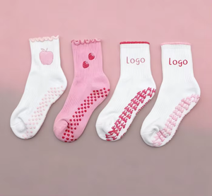 Calcetines Deportivos Personalizados con Logotipo, Antideslizantes, Transpirables, Ecológicos, con Diseño de Mini Corazón Rosa y Blanco, para Yoga, Pilates y Gimnasio - Product Image 2