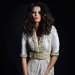 Kaftan blanco de media manga con bordado y perlas doradas, el trabajo más vendido en Oriente Medio - Product Image 1