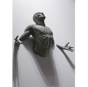 Escultura de Pared Abstracta de Aluminio con Diseño de Animal Escalando, Estatua de Exportación India, Diseño Extravagante, Arte de Pared Navideño para Sala de Estar y Hogar - Product Image 1