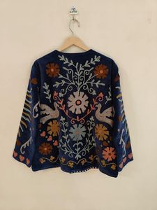 เสื้อแจ็คเก็ตผ้าฝ้ายคอตั้งปักลายซูซานีสีน้ำเงินกรมท่า แต่งลายดอกไม้สไตล์วินเทจโบโฮ ทำมือ ของขวัญสำหรับเธอ - Product Image 2
