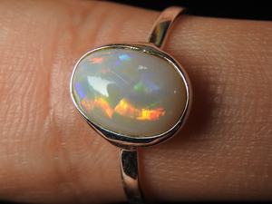 Bague de mariage australienne en opale multi-feu - Argent - Pierre de naissance d'octobre - Opale solide - Taille US 6,5 - Bijou classique fait main avec sertissage à griffes - Product Image 5