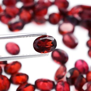 Garnet rojo natural, corte ovalado facetado, piedras preciosas sueltas de 4 mm y 6 mm, forma ovalada, piedra de granate para la fabricación de joyas, venta al por mayor de piedras preciosas a granel. - Product Image 1