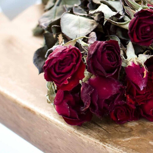 Élégantes fleurs de roses rouges séchées pour mariages rustiques, décorations de table, projets DIY, cadeaux botaniques, vente en gros, exportateur en vrac - Product Image 4