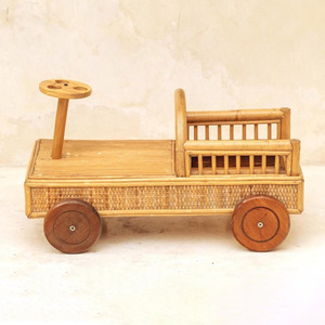 Mini camión de juguete hecho a mano, juguete de vehículo de mimbre tejido sostenible, camiones en miniatura más vendidos. - Product Image 4