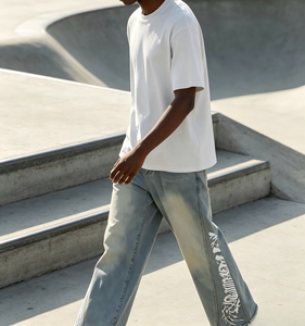 Pantalon en jean bleu clair à jambes larges pour homme, taille élastique, délavage blanchi, imprimé graphique, style décontracté d'été - Product Image 2