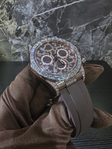 Reloj de Lujo con Diamantes Moissanite, Cronógrafo, Esfera Esqueletizada, Bisel Baguette, Estilo Hip Hop, Personalizado para Hombre - Product Image 3