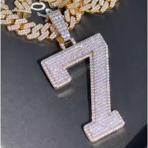 Collier personnalisé avec pendentif chiffre 7 en moissanite entièrement pavée, plaqué or blanc sur argent 925, et chaîne cubaine épaisse pour les trendsetters - Product Image 1