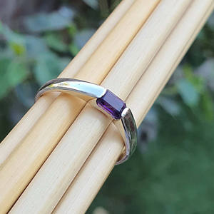 Anillo de Compromiso y Matrimonio Unisex de Plata de Ley con Incrustaciones de Amatista Púrpura Clásica en Corte Esmeralda, Chapado en Oro, Regalo Perfecto - Product Image 3