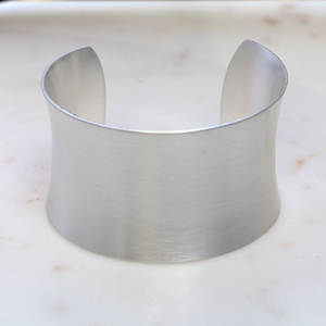 Bracelet manchette large en laiton - Manchette ouverte ajustable en argent conique minimaliste pour femme - Bijou géométrique moderne - Product Image 5