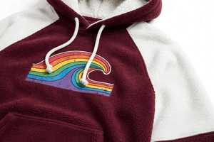 Conjunto Deportivo Unisex de Sudadera con Capucha y Pantalones Jogger en Color Granate y Blanco, 100% Algodón Grueso, con Gráfico de Ondas Arcoíris - Product Image 3