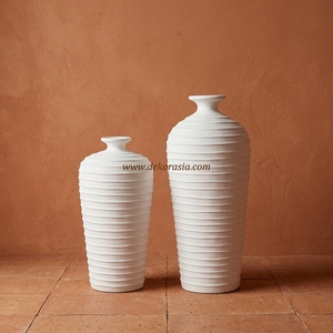 Vase de sol Pilin S blanc uni en terre cuite rustique côtelée, pot haut en argile artisanale, urne décorative en grès, vente en gros - Product Image 5