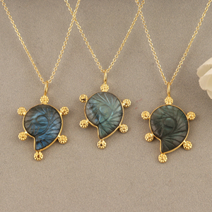 Pendentif Coquillage Sculpté en Laiton Plaqué Or 18 carats avec Pierres Naturelles Labradorite et Amazonite, Anti-ternissement, Bijou Tendance le Plus Vendu - Product Image 5