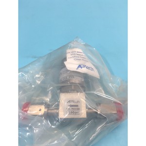 Válvula AMAT 3870-01472 accionada por aire N/C 1/4 VCR F-F - Equipo y piezas de semiconductores de confianza de la marca global Legacy - Product Image 1