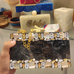 กระเป๋าคลัทช์เรซิ่นลายดอกไม้คริสตัล โดยช่างฝีมือชั้นสูง เครื่องประดับแฟชั่นคุณภาพสูงสำหรับงานแต่งงานและงานปาร์ตี้ เครื่องประดับแฟชั่น - Product Image 1