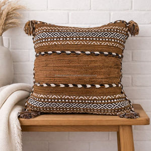 Coussin décoratif à rayures géométriques bleues, housse de coussin bohème avec détails en pompons, accent décoratif tissé d'inspiration marocaine pour canapé - Product Image 2