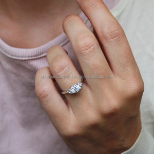 Bijou de promesse et d'anniversaire pour femme en or massif 10K, serti pavé à griffes, avec moissanite taillée et pierres latérales en diamant VVS - Product Image 6