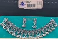 Parure de bijoux ethniques en argent oxydé indien : collier ras-du-cou et boucles d'oreilles motif feuille de paon avec perles Ghungroo - Vente en gros