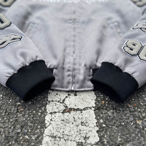 Blouson Bomber en Satin à Col Rond pour Homme avec Broderie Lettres, Veste en Soie Satinée Grise à Fermeture Éclair, Blouson Universitaire en Satin Personnalisé avec Broderie - Product Image 5