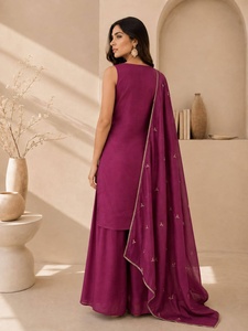 Robes de mariée et ensembles de salwar kameez pour femmes, dernières créations, pour les occasions spéciales, disponibles à prix abordable en provenance d'Inde. - Product Image 2